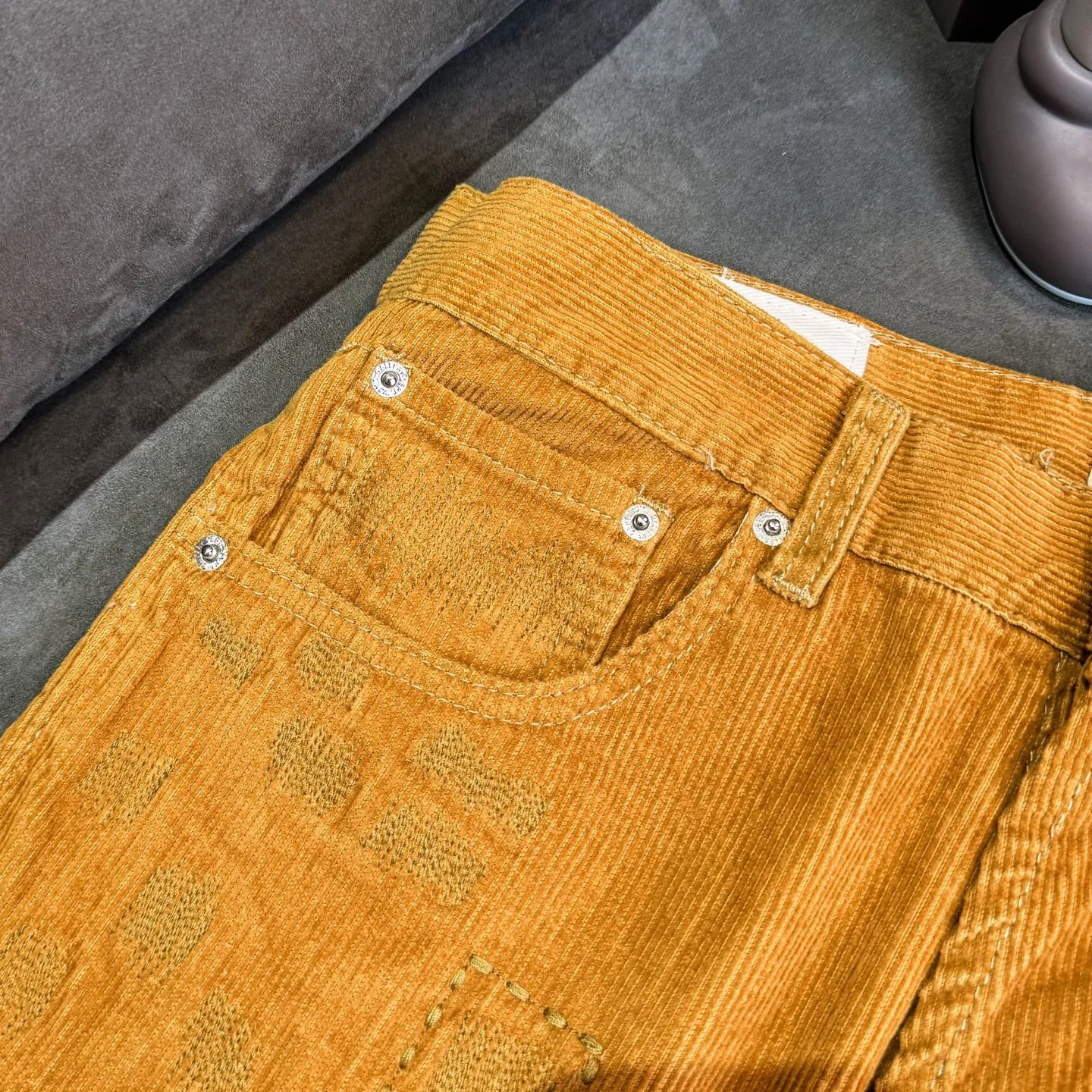 P240 Chrome Hearts Gallery 2025 corduroy spliced ​​multi-pocket couple bootcut jeans are a hot trend this season and are sought after by countless celebrities and fashionistas. The neat details of the cutting process add color to the playful fashion! The neat and meticulous design, and the well-fitting structure is unique. The upper body not only has outstanding recognition, but also looks younger and younger. A style with the ultimate wearing meaning and performance, gorgeous color matching, and the craftsmanship of this style is also extremely extraordinary. After the finished product is washed, it is disassembled and hand-made with sheepskin cross leather and then spliced ​​together to complete. The whole piece has too many craftsmanship to describe. It is decorated with patchwork cross flowers and high-waisted washed jeans! ! Absolutely high-end luxury product, a god-level single product, a super popular product, made with top heavy industry, a magic weapon that cannot be missed to hit the streets. Size: 28 30 32 34 36 Color: Yellow